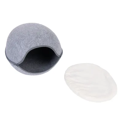Grå filtgrotta med oval öppning och avtagbar vit kudde. Lämplig som tillflyktsort eller sovplats.