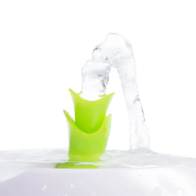 Grüner Wasserbrunnenaufsatz mit fliessendem Wasser, geeignet für Trinkbrunnen.
