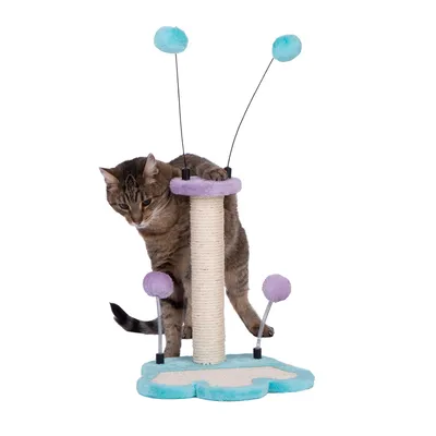Chat adulte sur un arbre à chat avec griffoir en sisal, base turquoise et violette, quatre balles suspendues sur tiges métalliques. Matériaux visibles : sisal, tissu, métal.