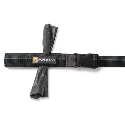 Zwarte nylon hondenriem met kliksluiting, merknaam RUFFWEAR zichtbaar op label, inclusief bevestigde zwarte poepzakjes.