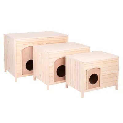 Trois niches en bois de tailles différentes, avec entrée ronde à l’avant. Matériau visible : bois clair non peint. Aucune marque ou texte visible.