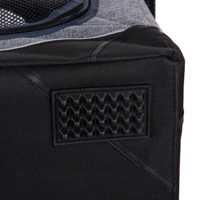Detailansicht einer schwarzen Tasche mit gepolstertem Griff und Netzmaterial. Rechteckiges Muster auf der Oberfläche sichtbar.