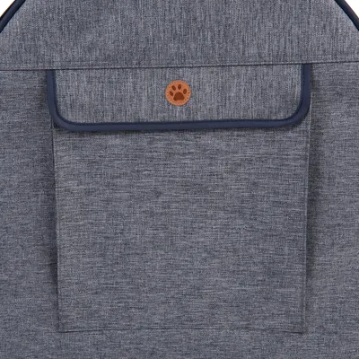 Detailansicht einer grauen Tasche mit blauer Umrandung und einem braunen Pfotenabzeichen.