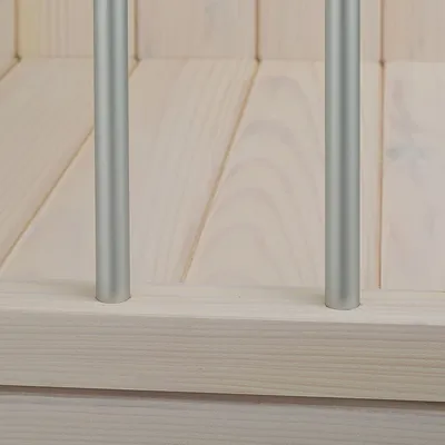Detailweergave van een houten plank met zilverkleurige metalen stangen, geschikt voor meubels of dierenaccessoires.