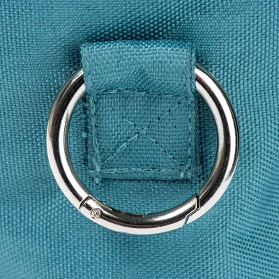 Nahaufnahme eines silbernen Metall-D-Rings, befestigt an einem türkisfarbenen Stoff mit Kreuznaht.