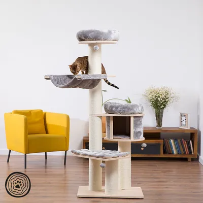 Kratzbaum mit mehreren Ebenen, Sisalstämmen und grauen Liegeflächen. Katze auf einer Plattform. Geeignet für Kratzen, Spielen und Ruhen.