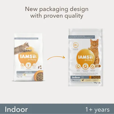 IAMS for Vitality Indoor kissanruoan uusi ja vanha pakkaus, 10 kg, 1+ vuotta. Näkyvissä tuotteen nimi, paino ja ikäsuositus sekä oranssi kissa molemmilla pakkauksilla.