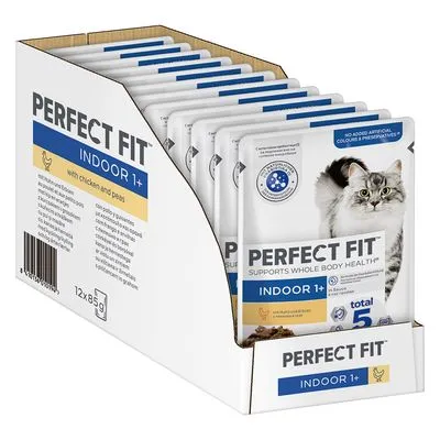 Perfect Fit Indoor 1+ kattenvoer, multipack met 12 zakjes van 85 g. Smaak: kip en erwten. Op de verpakking staat een afbeelding van een kat en de tekst 'supports whole body health'.