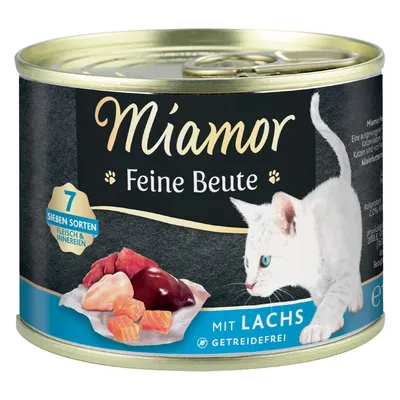 Miamor Feine Beute -kissanruokapurkki, näkyvissä valkoinen kissa, lihaa ja lohta, tekstit: 7 Sieben Sorten Fleisch & Innereien, mit Lachs, getreidefrei. Teksti saksaksi.