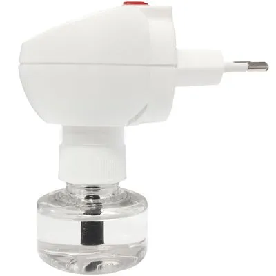 Wit elektrisch apparaat met stekker en transparant vloeistofreservoir, geschikt voor gebruik in een stopcontact. Merk- of productnaam niet zichtbaar.