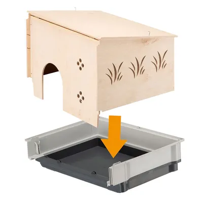 Fa házikó mintás oldallal, alatta kivehető műanyag tálca, narancssárga nyíl mutat a tálcára. Összeszerelési folyamat látható.