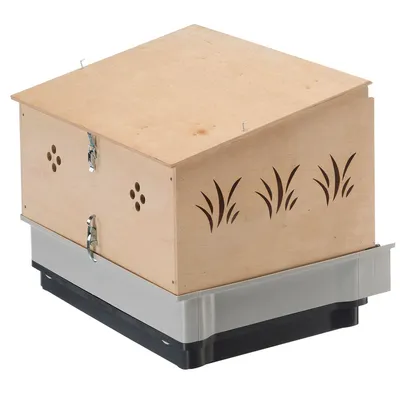 Casetta in legno con decorazioni a forma di erba e fori circolari, base in plastica grigia e nera, chiusure metalliche visibili sul davanti.