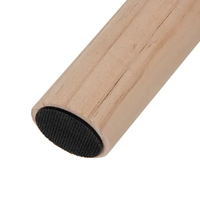 Nahaufnahme eines Holzstabs mit schwarzer, rutschfester Oberfläche an einem Ende.