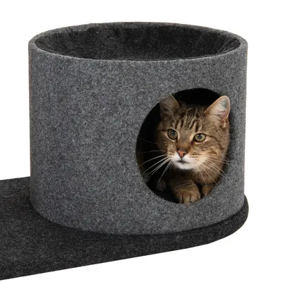 Chat allongé dans une niche cylindrique en feutre gris avec ouverture ronde à l'avant, posée sur une base assortie. Aucun texte ou marque visible.