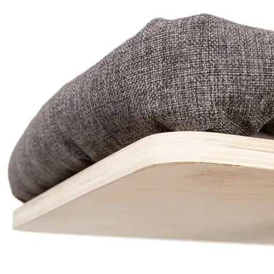 Holzplattform mit abgerundeten Kanten und grauem Stoffpolster. Detailansicht der Materialien.