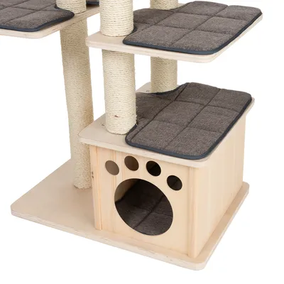 Kratzbaum aus Holz mit Sisalstämmen, gepolsterte Liegeflächen in Grau und Höhle mit runden Öffnungen. Mehrstöckiges Design für Katzen.