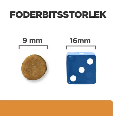 Foderbitsstorlek: foderbit 9 mm bredvid en blå tärning 16 mm. Jämförelse av storlekar för att visa foderbitens diameter.