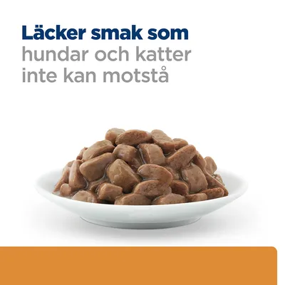 Text: Läcker smak som hundar och katter inte kan motstå. Skål med bitar av våtfoder i sås.