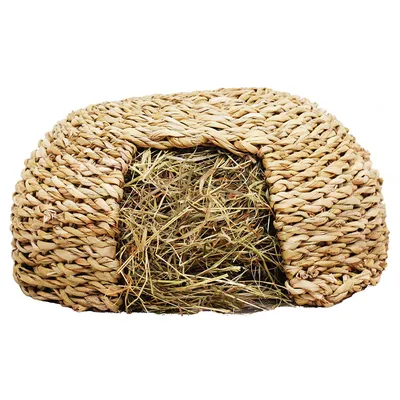 Plecione schronienie z materiałów naturalnych, wypełnione sianem. Wejście widoczne z przodu.