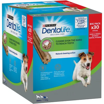 Purina Dentalife Daily Oral Care, BIG PACK x30 sticks, cleans even the hard to reach teeth, natural cleaning action, small 7–12 kg, over 4 weeks of daily dental hygiene. Engelsk tekst synlig.