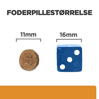 Foderpillestørrelse: foderpille 11 mm ved siden af blå terning 16 mm. Sammenligning af størrelser for bedre overblik ved køb.
