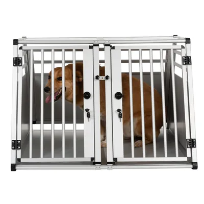 Trasportino per cani in metallo con doppia porta, cane di taglia media all'interno. Struttura robusta con barre verticali e serrature visibili.