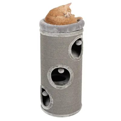 Grauer Kratzbaum in Turmform mit drei Öffnungen und integrierten Spielbällen. Oben gepolsterte Liegefläche, darauf eine orangefarbene Katze liegend.
