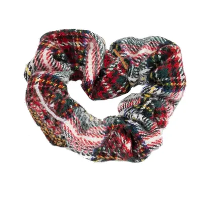 Chouchou en tissu à motif écossais rouge, vert, blanc et jaune, matière textile visible, sans marque apparente.
