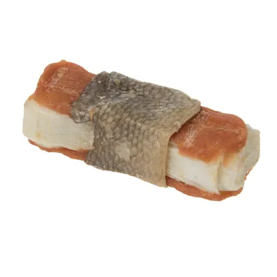 Hondenkluif bestaande uit een wit botje met bruine laag en omwikkeld met zichtbaar visschubbenhuid. Materialen: gedroogd vlees, vis, kauwbot.