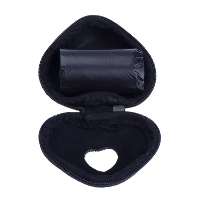 Étui noir en tissu ouvert contenant un rouleau de sacs noirs, ouverture en forme de cœur visible sur le rabat inférieur.