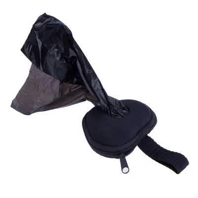Distributeur noir en tissu avec fermeture éclair, contenant un rouleau de sacs noirs visibles, muni d’une sangle pour l’attacher. Aucun texte ou marque visible.