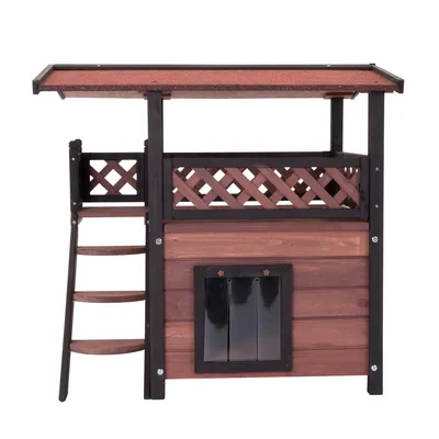 Drvena kućica za mačke s krovom, bočnim stepenicama i ograđenom terasom na vrhu, ulaz s crnim plastičnim vratima.