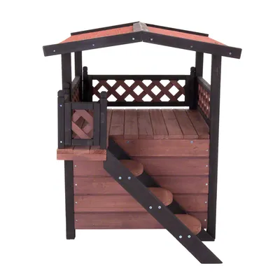 Drvena kućica za kućne ljubimce s natkrivenom terasom, ogradom i stepenicama. Vidljiva rešetkasta ograda i krov od crvenkastog materijala.