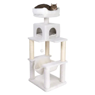 Biely škrabadlo pre mačky s viacerými úrovňami, domčekom, závesným lôžkom, plyšovou loptičkou a ležiacou mačkou na vrchu. Stĺpiky sú omotané sisalom.