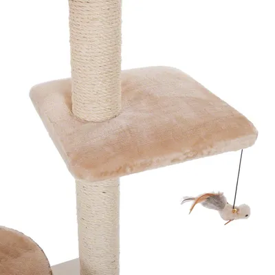 Arbre à chat beige avec poteau en sisal, plateforme carrée recouverte de tissu doux et jouet suspendu en forme de souris en peluche.