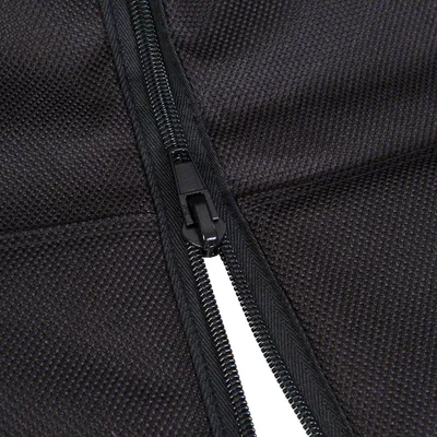 Nahaufnahme eines schwarzen Reissverschlusses auf einem strukturierten Stoff, zeigt Materialdetails und Verarbeitung.