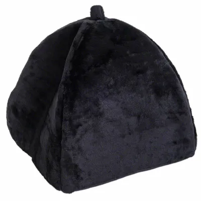 Schwarzes, dreieckiges Haustierbett aus weichem Plüschmaterial.