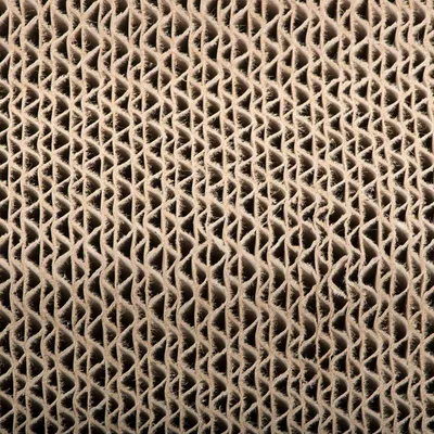 Detail vlnité lepenky, materiál s hustou strukturou vhodný pro škrabadla nebo hračky pro domácí mazlíčky. Viditelná textura kartonu.