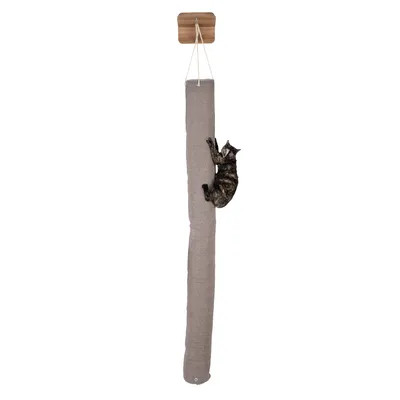 Kletterspielzeug für Katzen, vertikal aufgehängt mit Holzhalterung und Seilen, beige Stoffoberfläche. Katze klettert daran hoch.