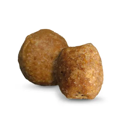 Povečava dveh rjavih, zrnastih kosov hrane. Podrobnosti o velikosti ali sestavi niso vidne.