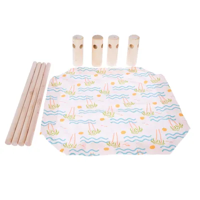 Set aus Holzstangen, Holzverbindungsstücken und Stoff mit buntem Segelboot-Design. Geeignet für den Aufbau eines Spiel- oder Schlafbereichs.