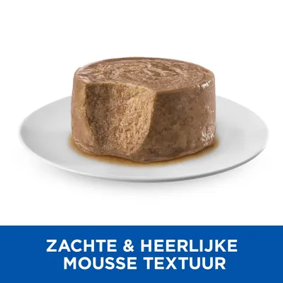 Dierlijk voedingsproduct op een wit bord met zichtbare mousse structuur. Tekst: ZACHTE & HEERLIJKE MOUSSE TEXTUUR.