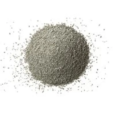 Montinho de areia cinzenta para gatos, granulado fino visível.