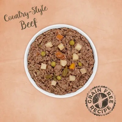 Country-Style Beef. Bezzbożowa receptura z kawałkami mięsa, ziemniakami, groszkiem i marchewką w białej misce.