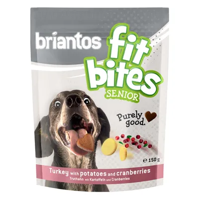Briantos Fit Bites Senior, pavo con patatas y arándanos, Purely good, 150g. Perro mostrado con snack en la boca.
