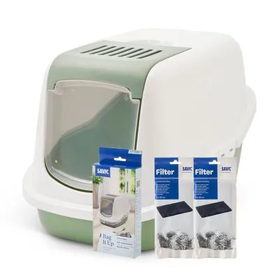 Kattenbak met deksel, transparant klapdeurtje, groene onderbak. Voorzijde: SAVIC Bag It Up navulzakken en twee SAVIC Filter verpakkingen zichtbaar.