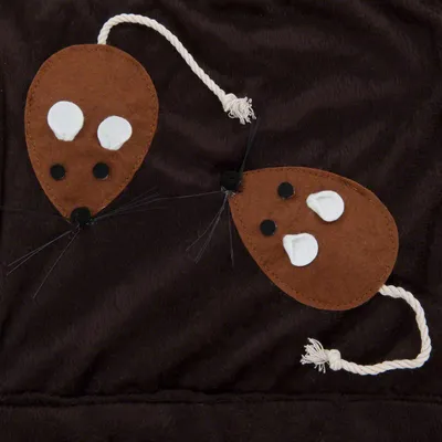 Zwei braune Spielzeugmäuse aus Stoff mit weissen Ohren, schwarzen Augen und Schnurrhaaren. Schwanz aus weissem Seil auf dunklem Hintergrund.