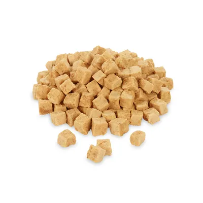 Montón de pequeños cubos marrones de alimento o snack para mascotas, sin envase visible ni marcas identificables.