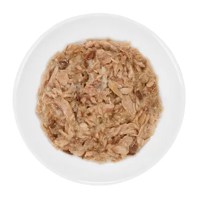 Vådfoder med lysebrune kødstrimler serveret i en hvid skål, ingen synlig emballage eller mærkning.