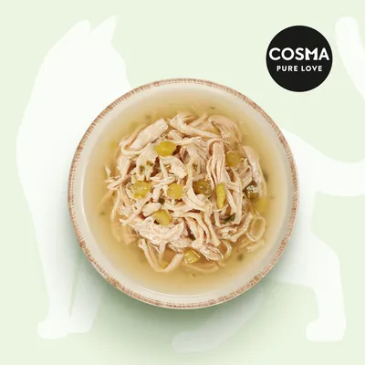 Cosma Pure Love márkájú, leveses állagú, szálas húsdarabokat és zöldségeket tartalmazó macskaeledel tálban felülről nézve.